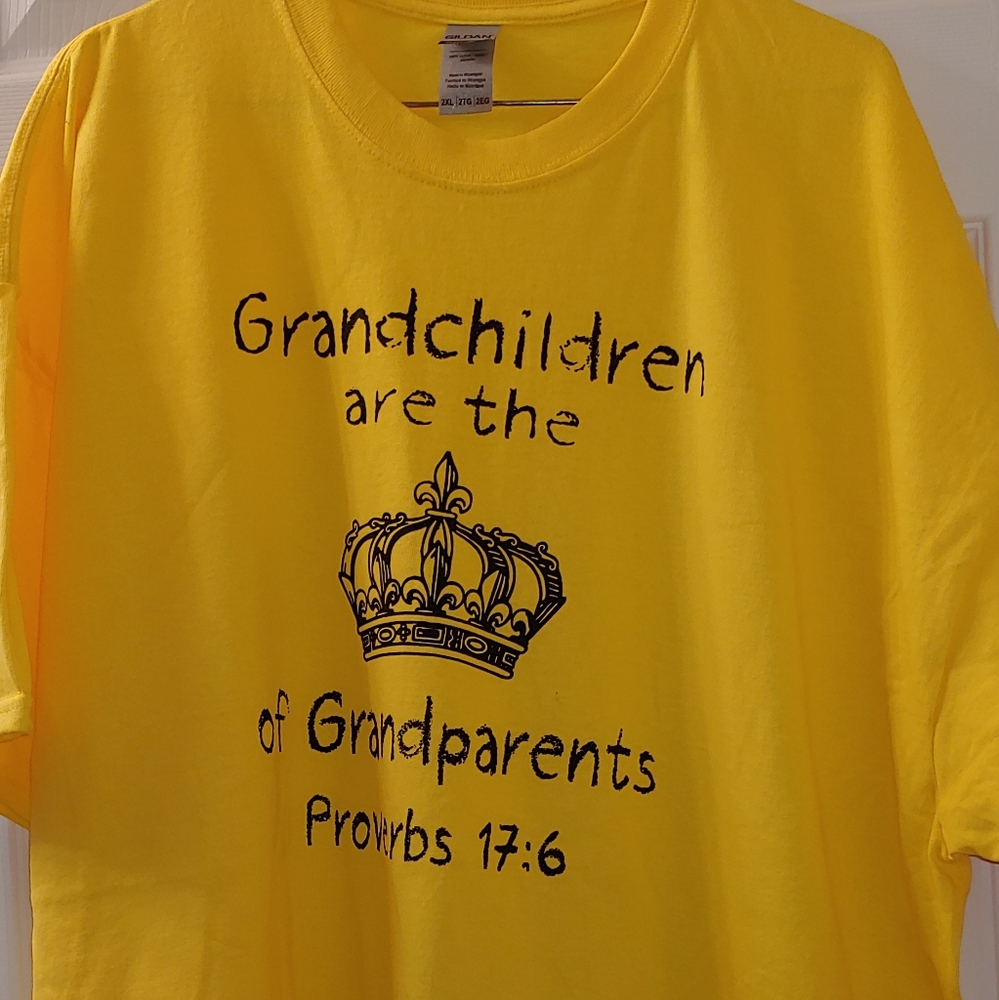2XL yellow shirt with Grandchildren are the 👑 of
